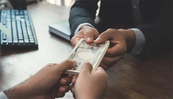 梦见别人给我转钱，预示未来财运亨通，但需谨慎应对