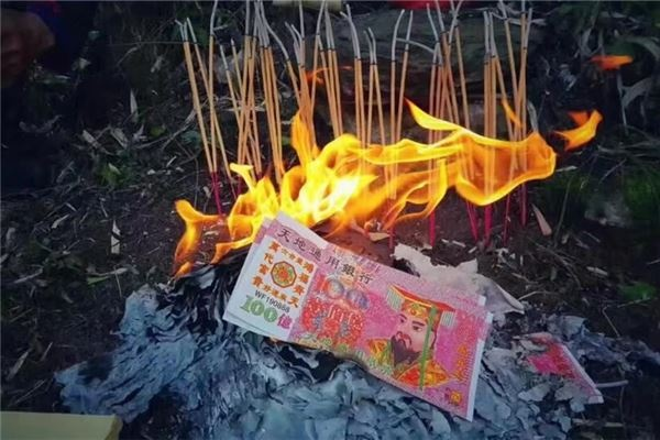 梦见去坟上烧纸，探索潜意识的哀思与缅怀