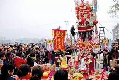 梦见与亲戚在雨中售卖冥币，一场心灵深处的隐喻解析