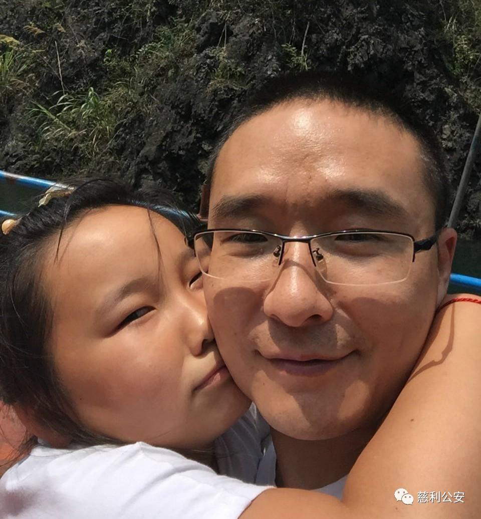 梦见活着的妈妈脑袋吊着，挣着眼睛，我捧着头哭醒了
