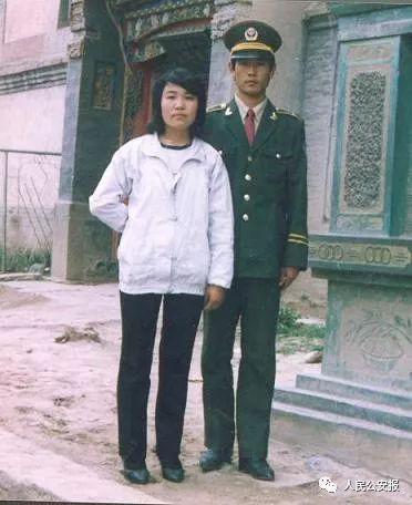 梦见自己给前男友打电话，情感未了，内心呼唤的深层解析