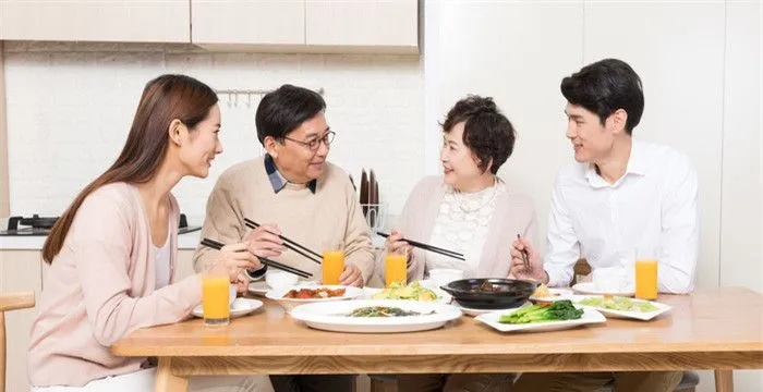梦境解析，梦见家里来了好多陌生人，共聚餐桌的深层含义