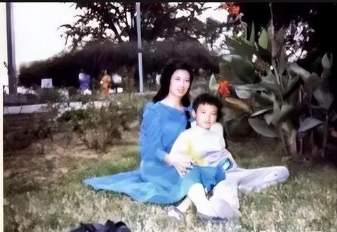 梦境的迷雾，解析梦到自己的女朋友和别人结婚了的深层含义