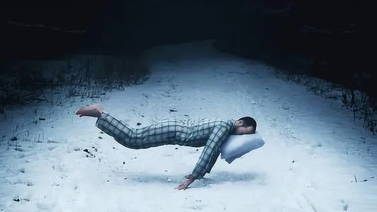 梦境的纠缠，梦见自己抱着死人，被其手紧紧抓住不放