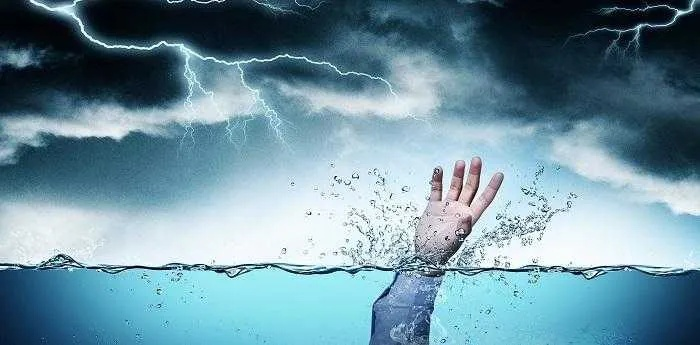 梦魇中的溺水，解析梦到被水淹死的深层含义与心理启示