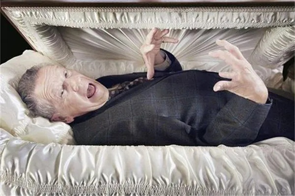 梦境与现实的交织，解析梦到跟死去的人抢东西吃的深层含义