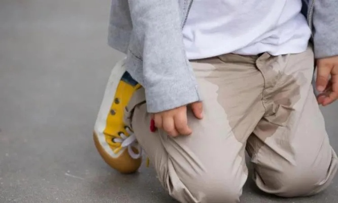 梦境解析，小孩与尿湿裤子的背后意义