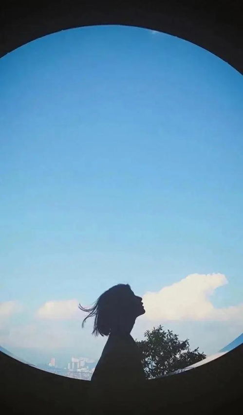 梦见在已故姥姥的坟墓前祭拜，探寻梦境深处的情感纽带与心灵慰藉