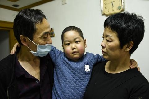 我梦见自己长出好多白头发，这梦好不？解析梦境中的白发象征与心理暗示