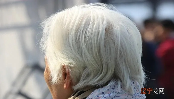 女孩子梦见自己的头发全白了，岁月流转与内心变化的预兆