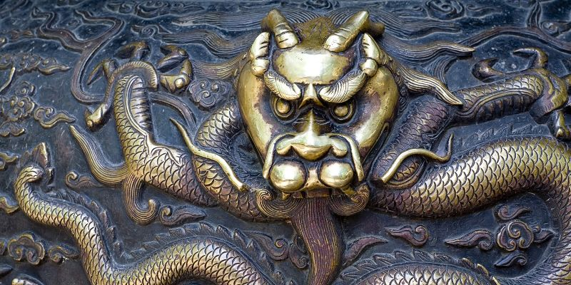梦境探秘，墓园中的龙图腾与心灵深处的隐喻