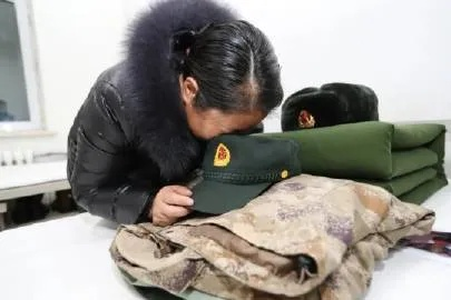 梦境中的温暖传递，梦到军人送小孩毛毯给我