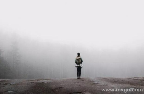 梦见已故的父亲在坟墓里生气大叫，解读梦境中的情感与象征