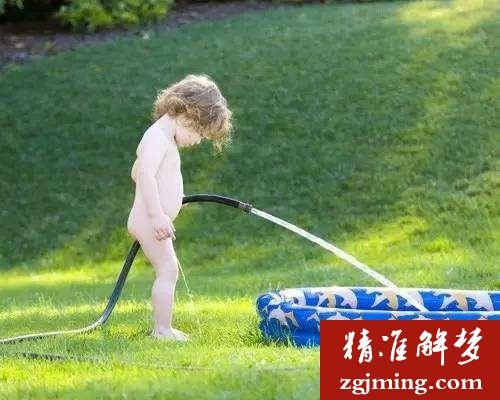 周公解梦，梦见两个小孩拉尿在水井里，寓意何在？