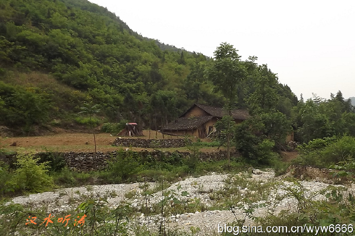 周公解梦，梦见一山沟很多很平稳的水，寓意宁静与丰盈