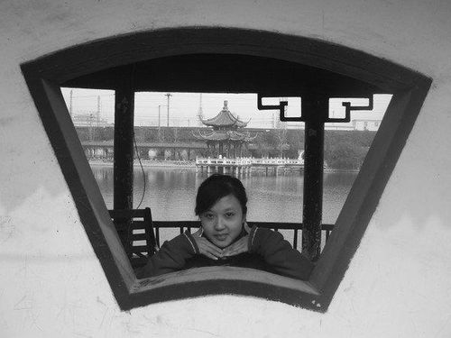 梦见女友被车底挂住，梦境背后的深层解析与心理启示