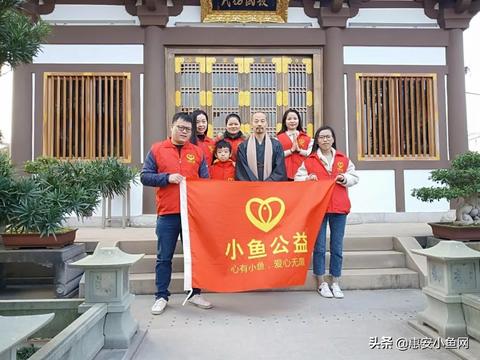 梦见自己捡到小鱼又还给别人，解读梦境中的善行与内心变化