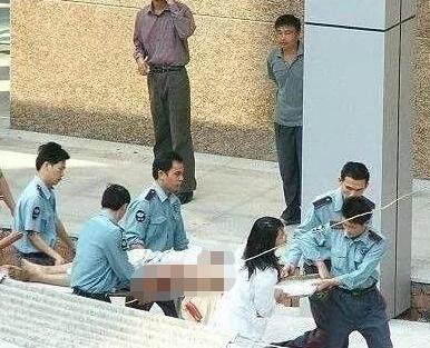 梦境警示，梦见老公跳楼，血染头颅的深层解析与心理暗示