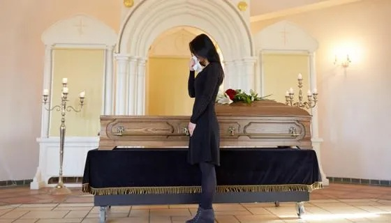 梦境中的遗憾与情感，解析梦见家里办丧事，三个儿媳妇中唯独未给我做白衣服，我因此气哭的梦境