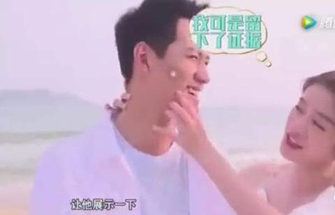 梦境解析，梦见别人掉进水里我去救，却被第三者推进水里未成功，醒来后的深层含义