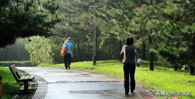 我女29岁最近老重复做一个恶梦，解读背着背包在公园里散步的深层含义