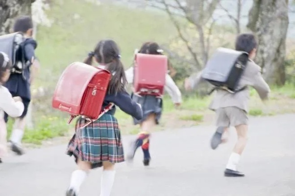 梦境的交织，我的同学，一位女士的奇妙书包之旅