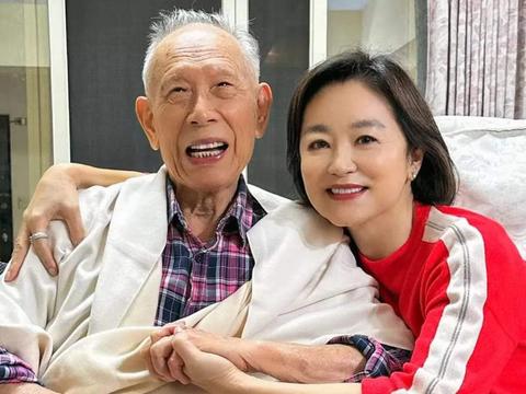 做梦梦到死去的亲人说没衣服穿，解读梦境与情感交织的深层含义