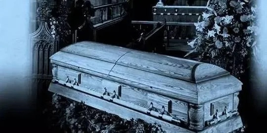 梦见棺材棺材里面的人还没死，梦境背后的深层含义与解析