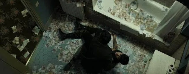 梦见邪恶侵袭，房门破碎与被子遗弃的深层解析