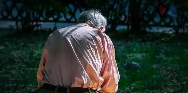 外公去世多年，昨夜梦见出殡，梦境背后的深意与情感解读