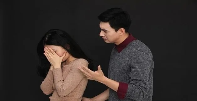 女人梦见丈夫怀疑自己出轨被丈夫打的很厉害，梦境背后的深层含义与心理解析