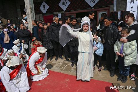 周公解梦，梦见穿白鞋白衣的深层含义与预兆