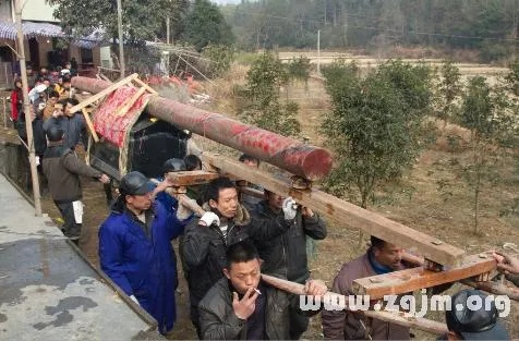 梦见自己拉棺材棺材翻了的预兆，探索梦境背后的深层含义与启示