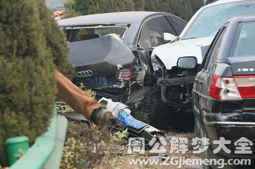梦见自己车祸头部流血，梦境背后的深层解析与心理启示