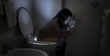 梦境中的尴尬瞬间，梦见自己在大街上拉屎，母亲的出现与隐秘的依赖