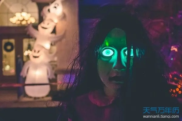 鬼节梦境探秘，梦见别人死了，自己穿红衣服去冲喜的深层含义