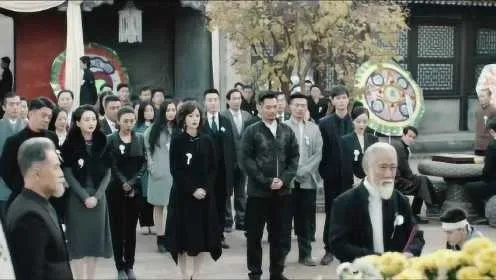 在13点间,梦境中的黄色沙海与已故亲人的下葬仪式 在13点间,梦境中的黄色沙海与已故亲人的下葬仪式