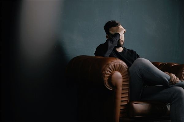 梦境深处的哀伤，梦见自己抱着父亲的腿伤心痛哭