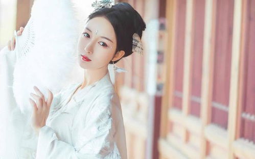 孕妇梦境中的神秘访客，解读陌生女子进家梳洗打扮的寓意