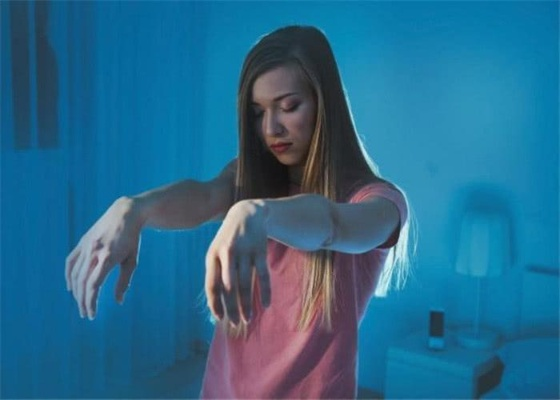 梦境中的纠葛，为何总有人在梦中阻止我拥抱前女友？