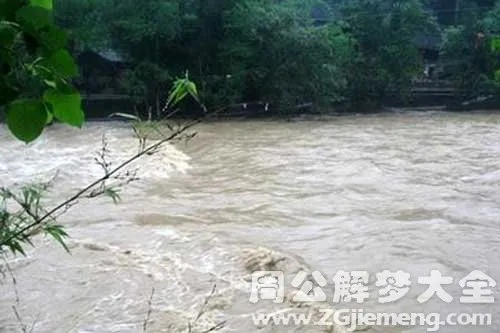 梦见河里涨水，预示未来变化的预兆