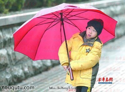 梦见下雨有伞但没打伞，内心的犹豫与未来的不确定性