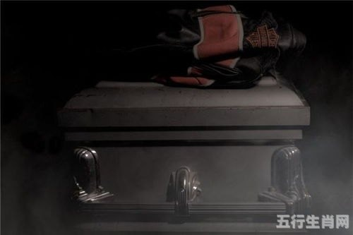 梦见死去的父亲与棺材，探索梦境背后的深层含义
