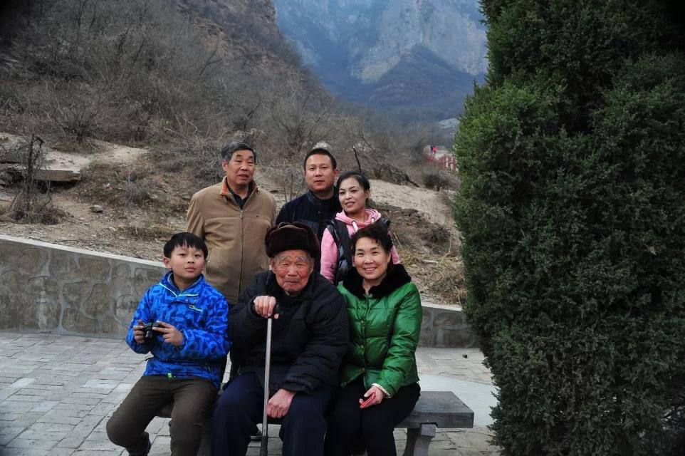 梦境的深层解读，我梦到死去的父亲死在我的背上意味着什么？