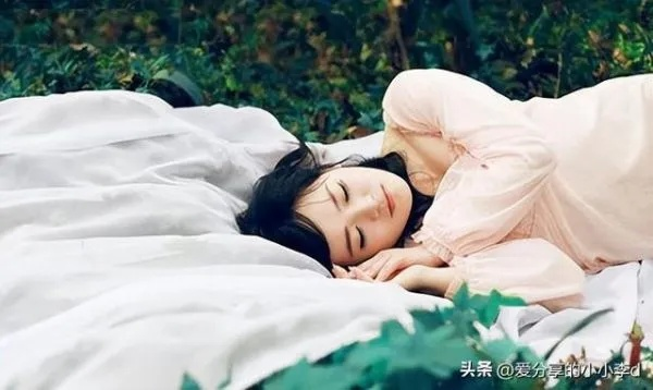 梦境中的温情回归，探秘梦到死去的亲人还活着在外面养病准备回家里的深层含义
