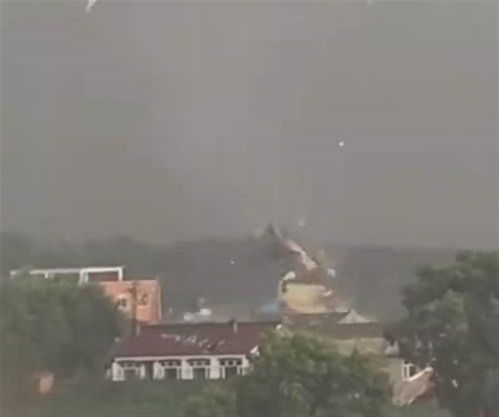 梦境解析，梦见大雨倾盆，村落伤亡，我家安然——梦境背后的深层含义