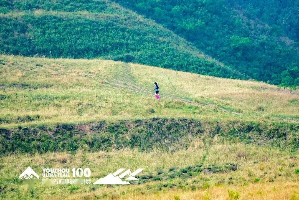 梦境解析，为何梦中爬高坝总让人跌入扑通一声？