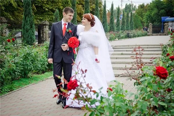 梦见一个男人结婚自己好像又接了一次婚穿着红衣服，双重婚礼的梦境解析