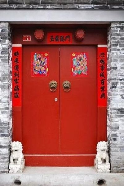 周公解梦，异地梦回，白色大门寓意深远
