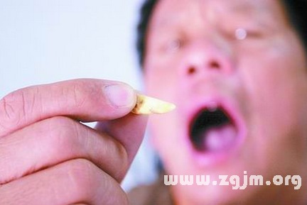 帮忙解梦，坏牙脱落又长新牙——梦境中的重生与转变